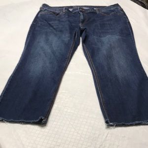 Old Navy~~Cut Off Jean Cropped 💙